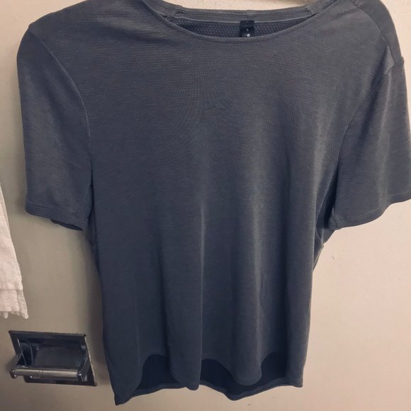 Lululemon Short Sleeve Shirt - Picture 3 of 5